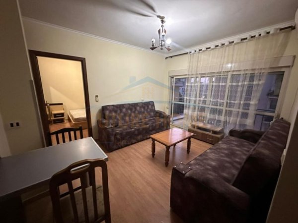 Shitet, Apartament 1+1, Fusha e Aviacionit, Tiranë.
Cmimi 83,000euro