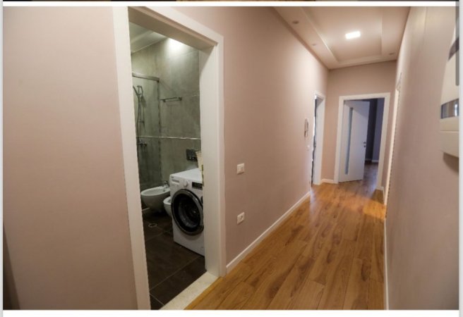JEPET ME QERA APARTAMENT 2+1 1200 EURO QENDER PRANE TOPTANIT