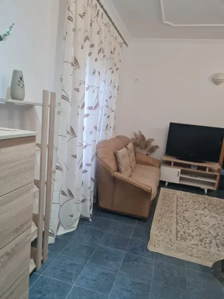 Jepet Shtepi  me qera,    ne Vile 1+1  ID   11923