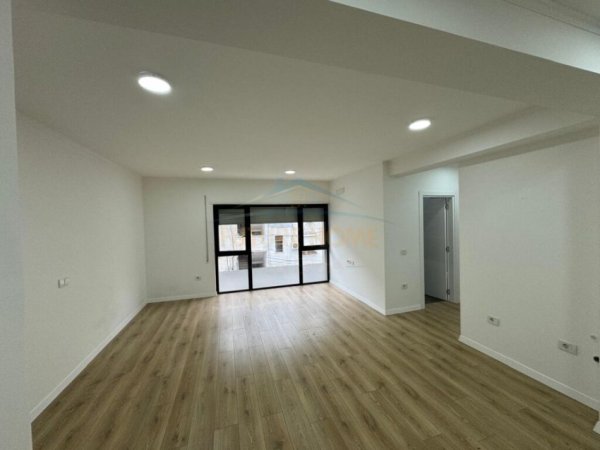 Qera, Apartament 2+1, prane Gjimnazit Petro Nini Luarasi