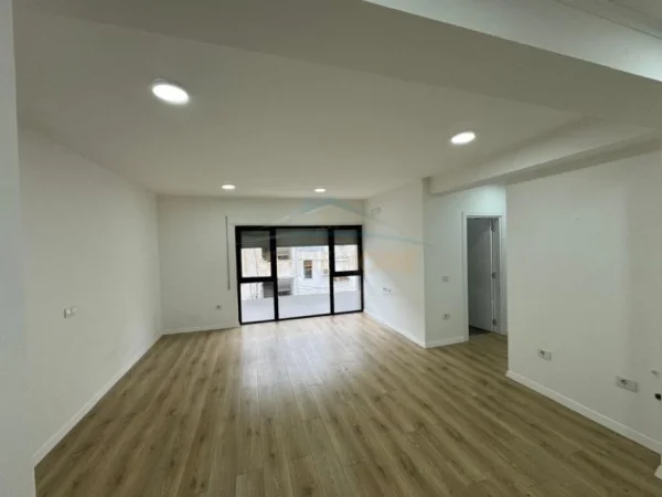 Qera, Apartament 2+1, prane Gjimnazit Petro Nini Luarasi