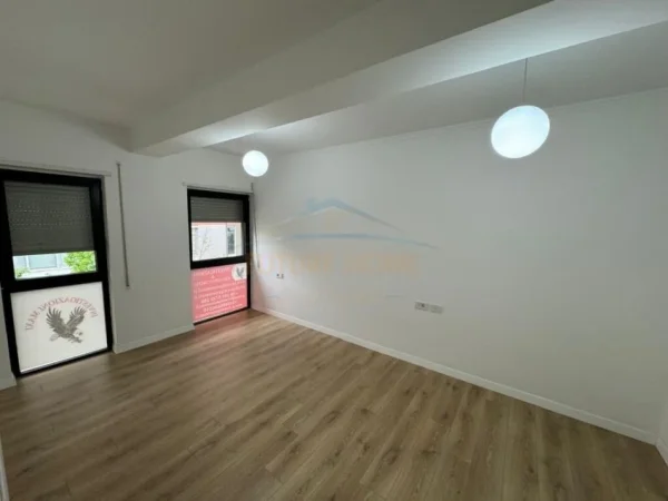 Qera, Apartament 2+1, prane Gjimnazit Petro Nini Luarasi