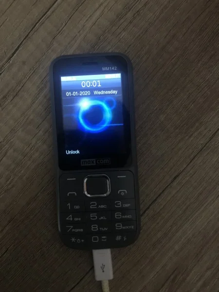 Shitet telefon MaxCom me dy karta 40€