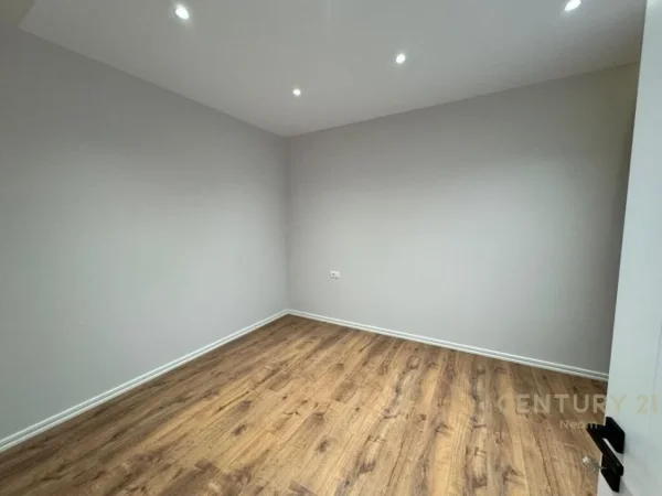 SHITET APARTAMENT LUKSOZ 3+1+2 TEK LIQENI I THATE ME 1780 EURO/M2 !!