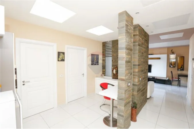 Shitet apartament 2+1, rruga "Dritan Hoxha"!