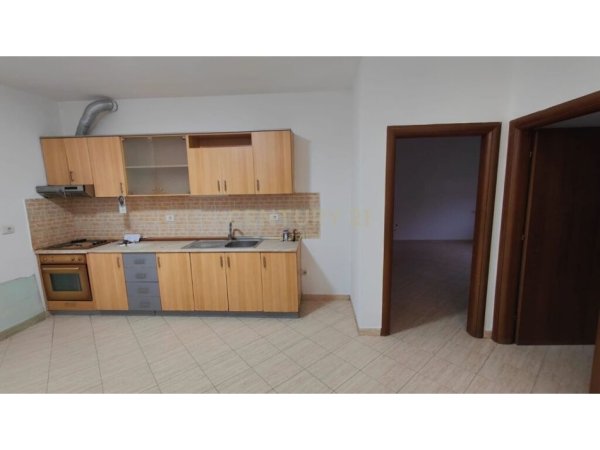 Apartament 3+1+2 për shitje në rrugën Myslym Shyri, Tiranë