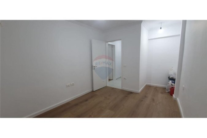 SHITET APARTAMENT 2+1 TEK GJYKATA E RRETHIT TIRANE