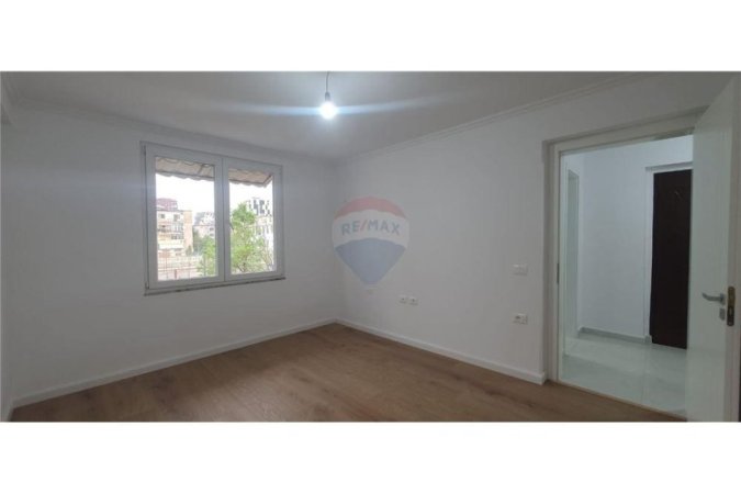 SHITET APARTAMENT 2+1 TEK GJYKATA E RRETHIT TIRANE