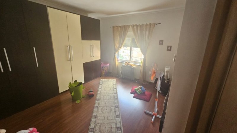 Shitet, Apartament 3+1, Rruga Myslym Shyri, Tirane.