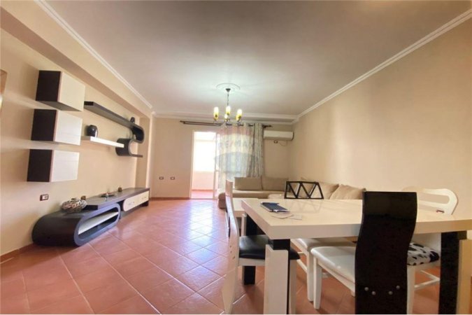 Apartament 2+1 per shitje tek Komuna e Parisit!