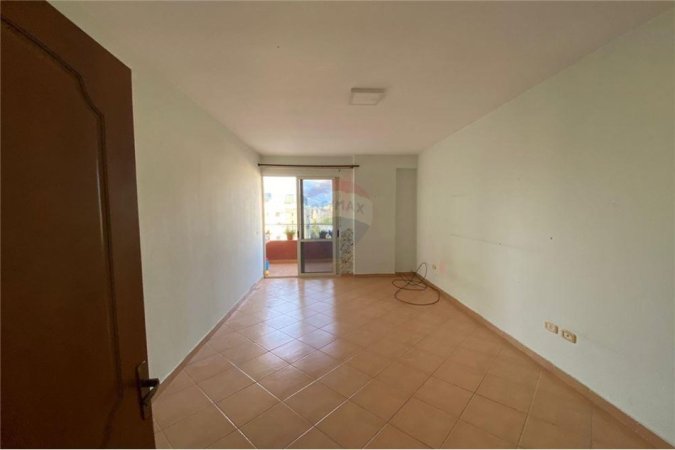 Shitet Apartament 2+1 te Komuna e Parisit