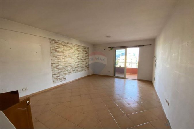 Shitet Apartament 2+1 te Komuna e Parisit