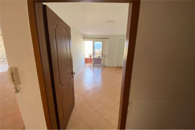 Shitet Apartament 2+1 te Komuna e Parisit