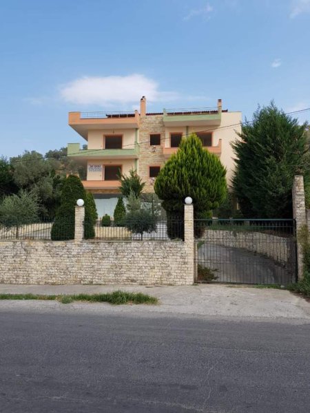 Elbasan, jepet me qera Vile 824 m² 1.000 Euro
