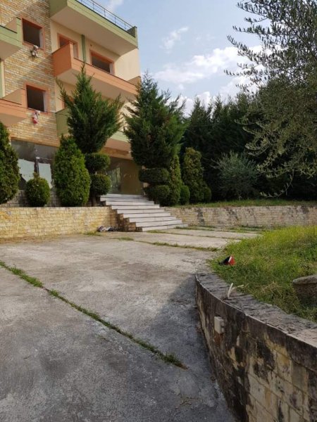 Elbasan, jepet me qera apartament 206 m² 20.000 Leke