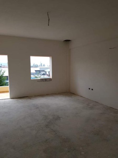 Elbasan, jepet me qera apartament 3+1, 206 m² 10.000 Leke