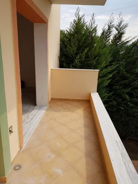 Elbasan, jepet me qera apartament 3+1, 206 m² 10.000 Leke