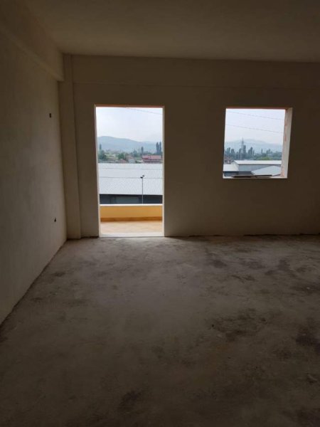 Elbasan, jepet me qera apartament 206 m² 10.000 Leke