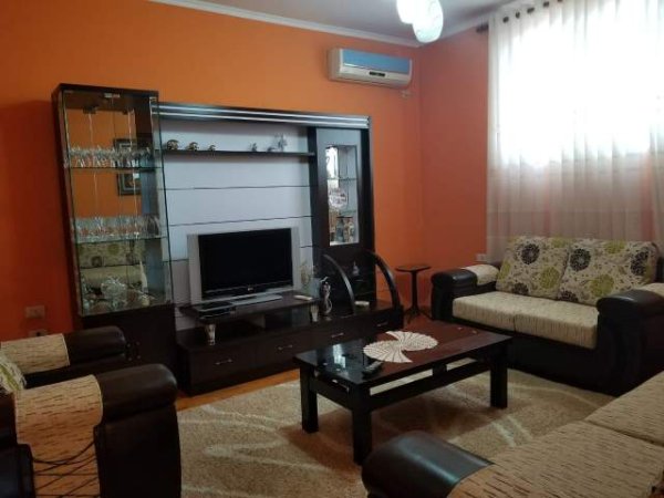 Elbasan, jepet me qera apartament 100 m² 20.000 Leke