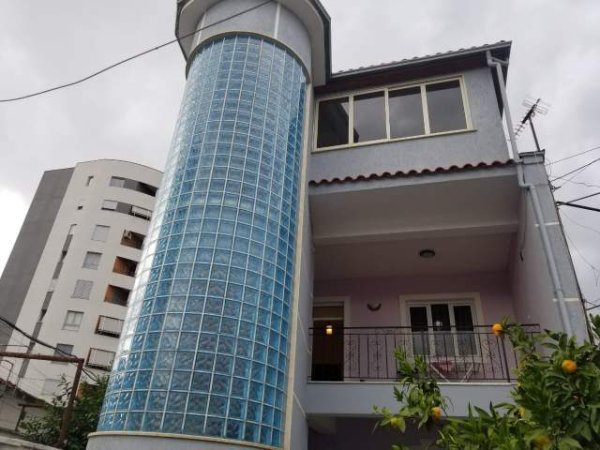 Elbasan, jepet me qera apartament 100 m² 20.000 Leke