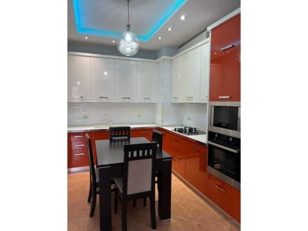 Tirane, jepet me qera apartament 3+1+A+BLK Kati 4, 125 m² 600 Euro (Komuna e parisit)