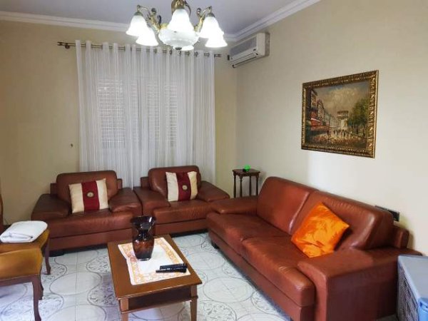 Elbasan, jepet me qera shtepi 110 m² 25.000 Leke