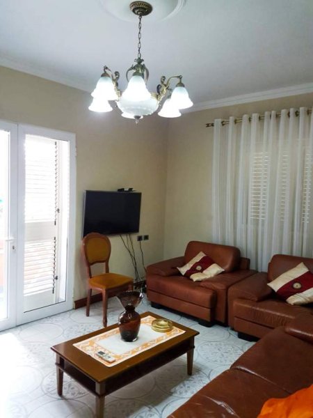 Elbasan, jepet me qera shtepi 110 m² 25.000 Leke