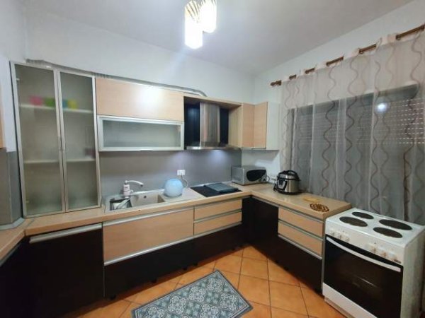 Tirane, jepet me qera apartament 126 m² 600 Euro