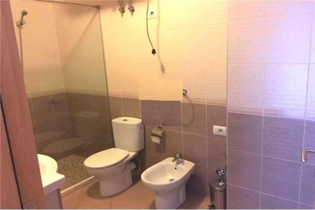 Tirane, jepet me qera apartament 3+1 Kati 4, 145 m² 1.000 Euro (Rruga Tefta Tashko,)