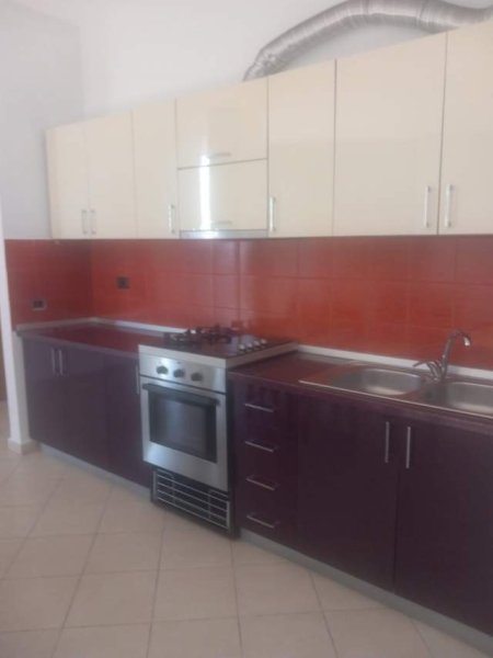 Tirane, jepet me qera apartament 2+1+BLK Kati 2 200