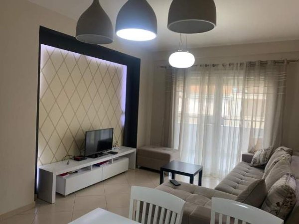 Tirane, jepet me qera apartament 1+1+BLK Kati 3, 84 m² 400 Euro (Komuna e Parisit)