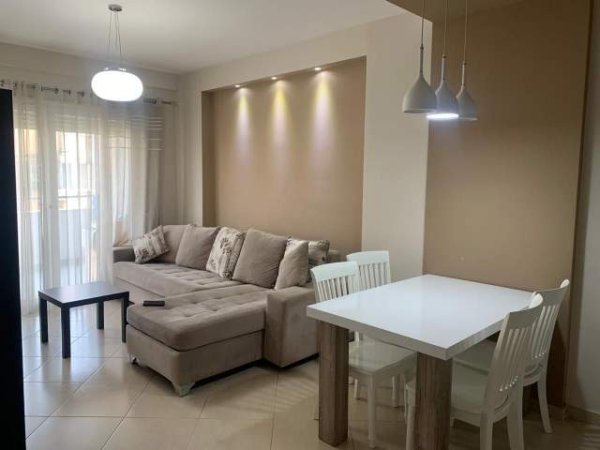 Tirane, jepet me qera apartament 1+1+BLK Kati 3, 84 m² 400 Euro (Komuna e Parisit)