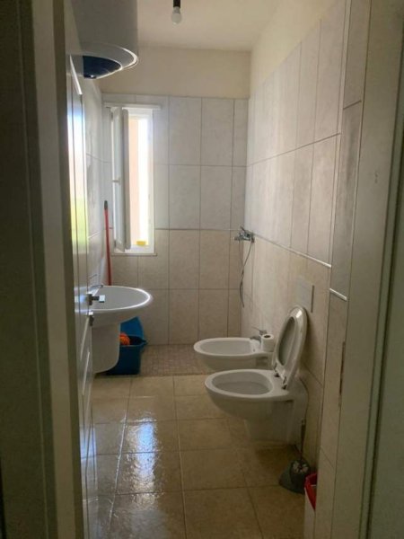Shengjin, jepet me qera apartament 1+1+A+BLK