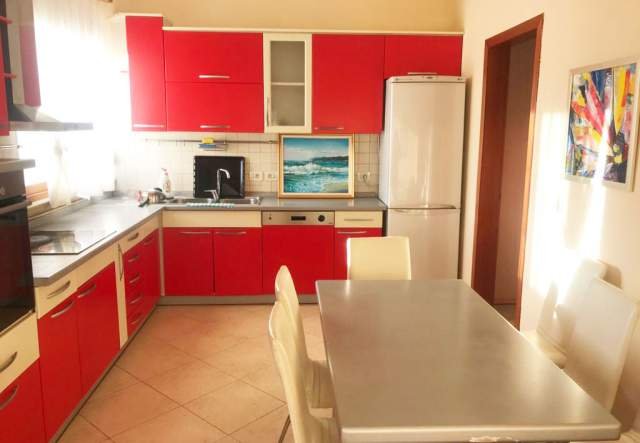 Tirane, jepet me qera apartament 143 m² 600 Euro