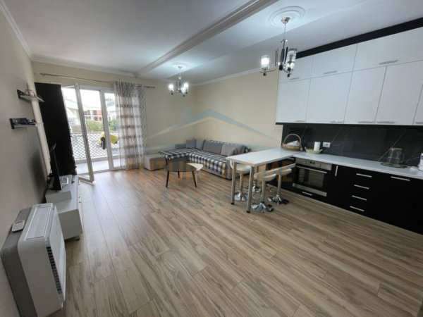 Shitet , Apartament 2+1 Komuna e Parisit