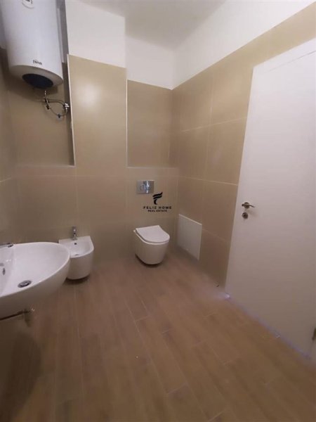 AMBIENT BIZNESI ME QERA 140 M2 XHAMLLIKU 1.000 EURO