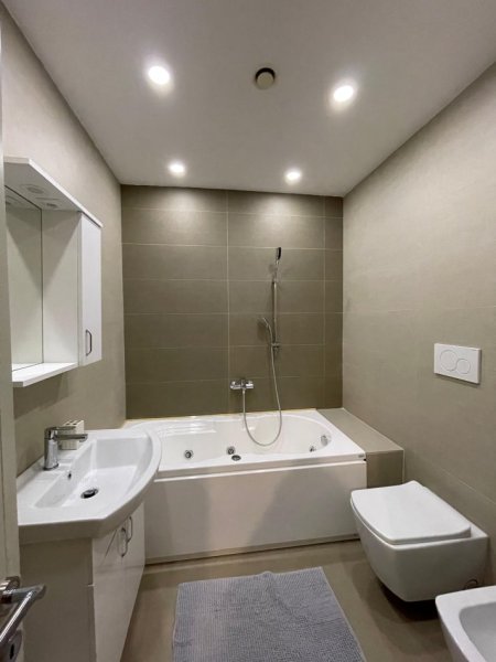 Jepet me qira apartament 3+1+2 ne Rrugen Siri Kodra prane Hotel Black Diamond