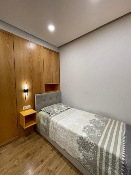 Jepet me qira apartament 3+1+2 ne Rrugen Siri Kodra prane Hotel Black Diamond