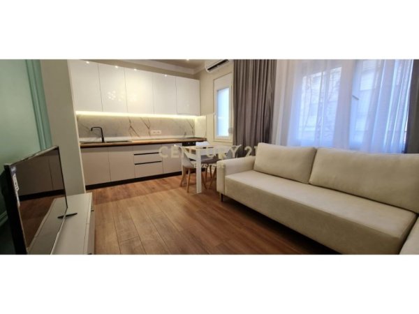 Komuna Parisit, Japim me Qira Apartament 1+1
 Prane "Kristal Center" Tirana, Albania