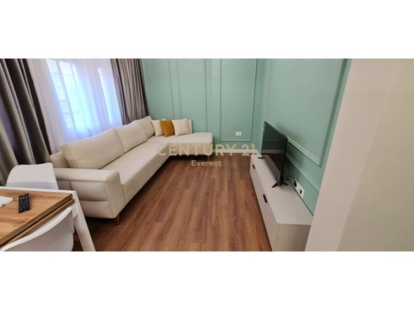 Komuna Parisit, Japim me Qira Apartament 1+1
 Prane "Kristal Center" Tirana, Albania