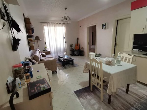 QERA APARTAMENT 1+1 UNAZE E RE TIRANE