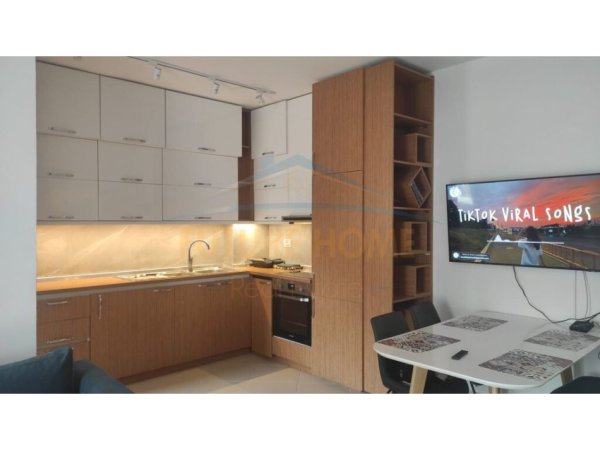 Shitet , Apartament 2+1+2 Uji i Ftohte , Vlore