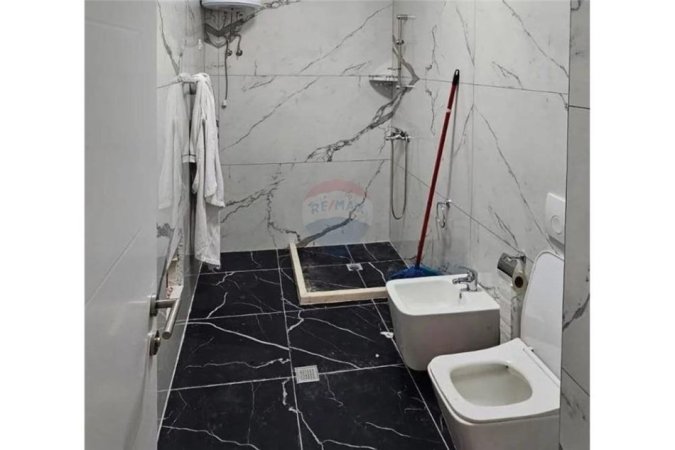 Shitet apartament te ish kombinati peshkut