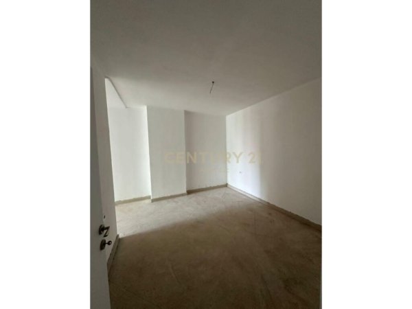 SHITET APARTAMENT 2+1/ 108 m2 NE HYRJEN E DURRËSIT, PRANË UJËSJELLËSIT (UKD)!