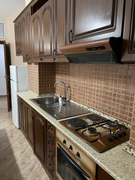 Qera Apartament 1+1, në Rrugën e Barrikadave, Tiranë.