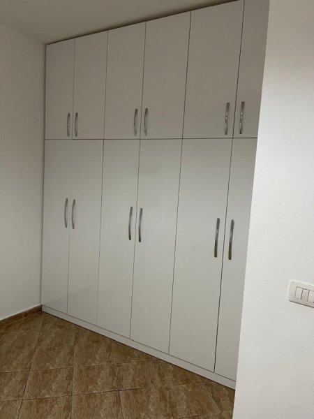 Qera Apartament 1+1, në Rrugën e Barrikadave, Tiranë.