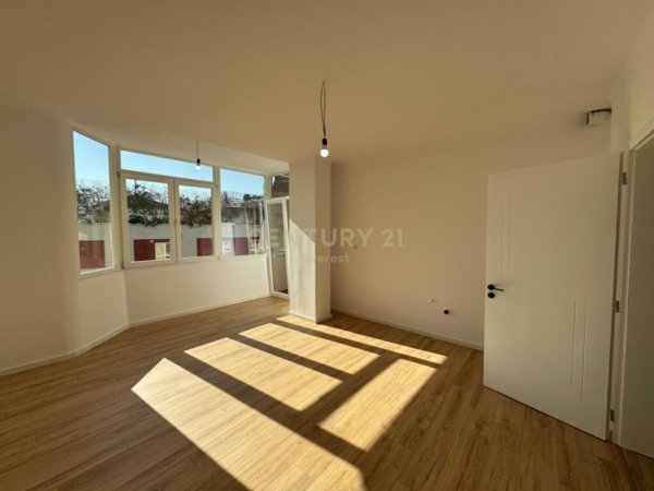 21 Dhjetori, SHITET APARTAMENT 1+1
 Prane Kompleksit Square 21 Tirana, Albania
Per Shitje