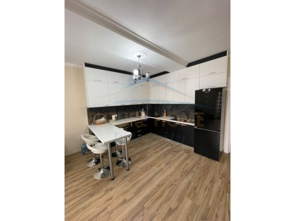 Shitet, Apartament 2+1, Komuna e Parisit, Tiranë.