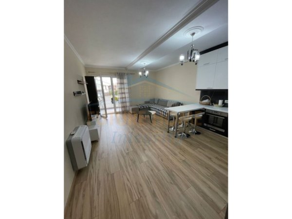 Shitet, Apartament 2+1, Komuna e Parisit, Tiranë.