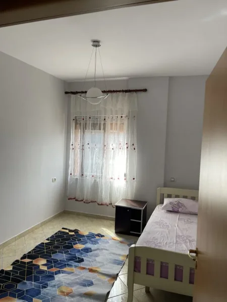 Japim me qera Apartament 2+1 tek 21 Dhjetori afer hotel Mondialit 85 m2 Kati i peste pallate i ri